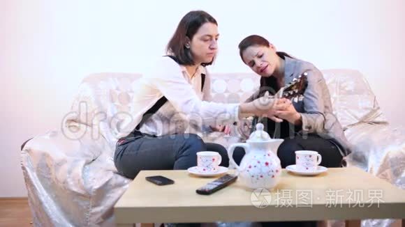 女人教她的朋友吉他