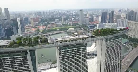 滨海湾金沙的空中景观，包括游泳池、花园、屋顶餐厅和新加坡全景。