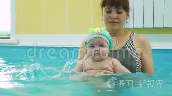 可爱的女婴喜欢在游泳池游泳