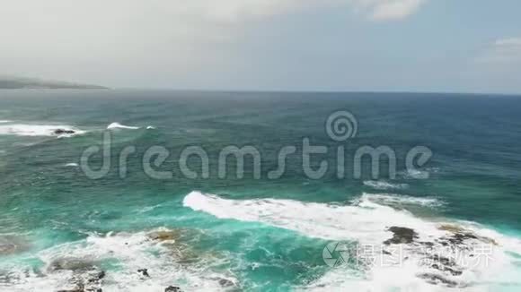 飞越大西洋不寻常的海岸，绿松石波和难以到达的海滩。 特内里菲航空景观