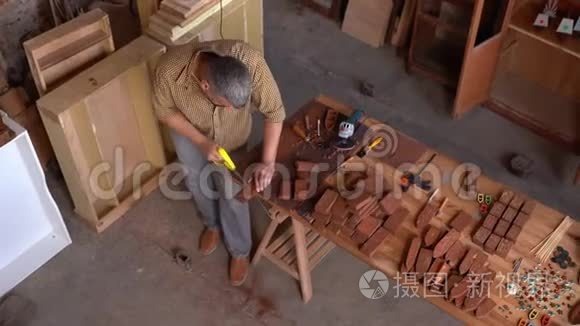 精木匠用锯子锯木头视频