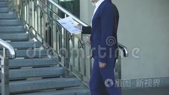 老投资者和女秘书上楼准备演讲视频