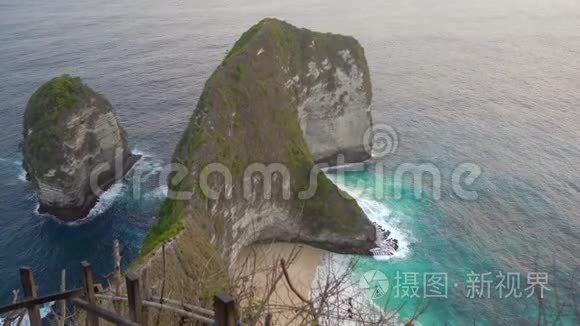 在所谓的暴龙岩在克林金海滩，努沙佩尼达，印度尼西亚。 著名的旅游景点