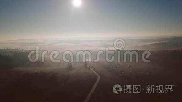 汽车正行驶在乡村道路上。 雾中的风景。 美丽的大自然。 录像片段。 高空俯视图