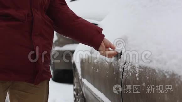 一个人把车上的雪清除开了门视频