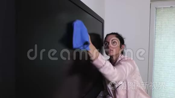 女人擦出平板电视视频