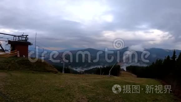 喀尔巴阡山景观视频镜头雨中雾视频