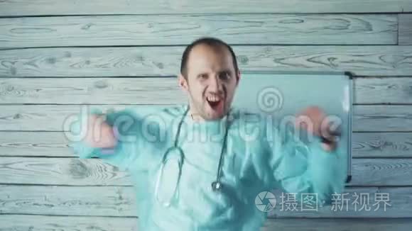 快乐的白人男性医生，留着轻胡子在他的诊所跳舞