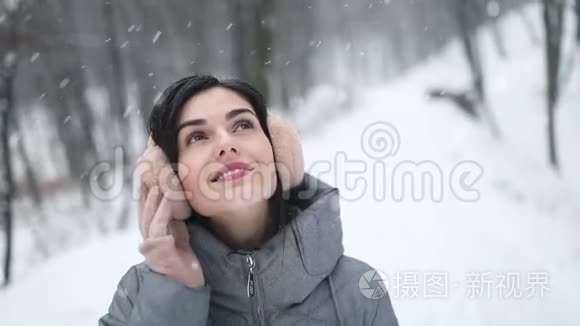 森林降雪时看天空的女孩视频