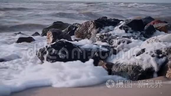 风把黑色花岗石的波浪吹入大海视频