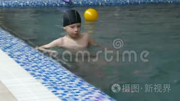 男孩正在游泳池里游泳。 7岁。