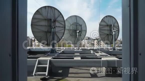 建筑物屋顶上的工业卫星天线