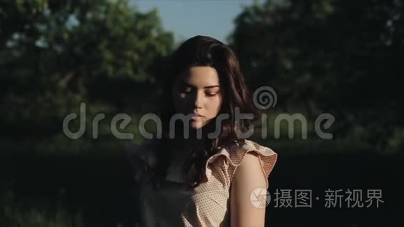 特写快乐生活方式肖像美丽的白种人年轻女孩卷曲的黑发。 女人微笑着看着