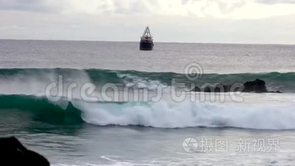 冲浪者乘坐海浪与船的地平线视频