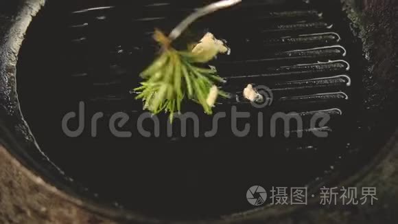 草药厨师搅拌大蒜迷迭香烤锅视频