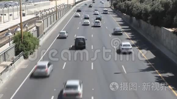 高速公路车道上的汽车视频