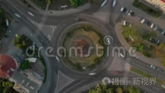 用圆形汽车对道路进行4k鸟瞰时间。