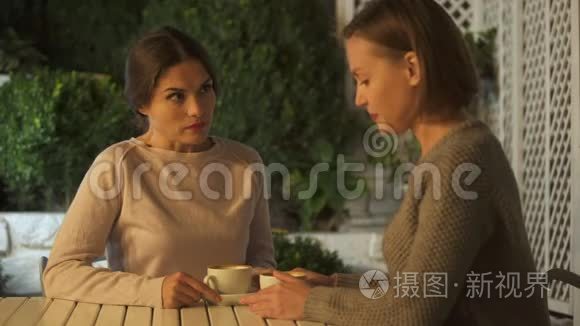 两个情绪激动的女人吵架，坐在户外，吵架