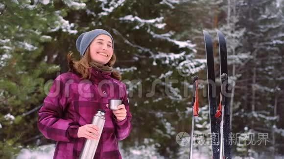 女子越野滑雪饮料从热水瓶视频