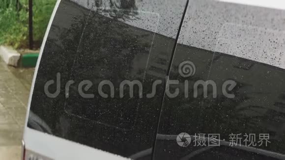 一辆汽车玻璃上的雨滴视频