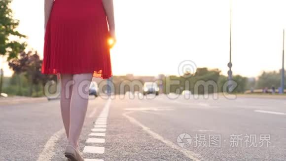 女人的身影在路边等车视频