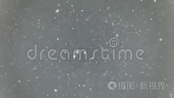 落在灰色天空上的雪花视频