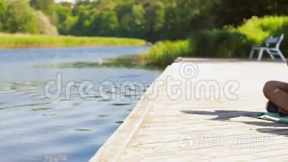 朋友徒步旅行和野餐湖码头视频