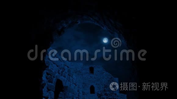 夜间在古建筑拱下移动视频