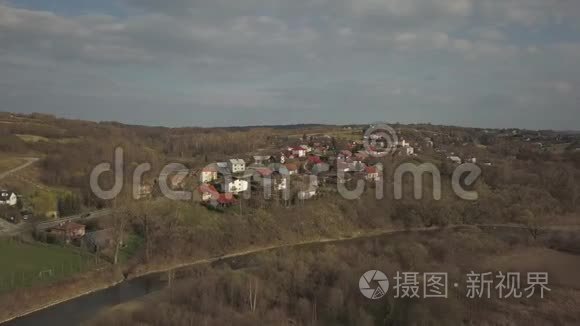 鸟瞰全景。中欧：波兰村庄位于青山之中。温和的气候。