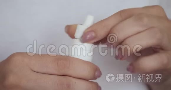 女手打开白色瓶子..