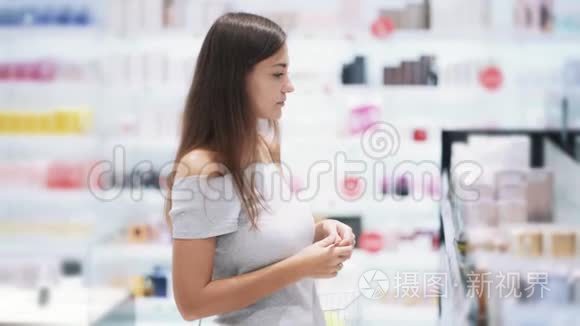 年轻女子在化妆品店里选择香水，喷香水，嗅香水，慢动作