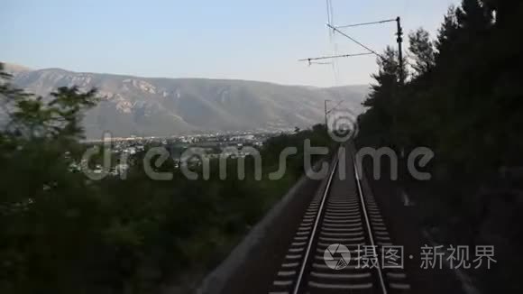 火车在铁路上穿过乡村. 沿着铁路行驶。 货物列车在铁路上快速行驶