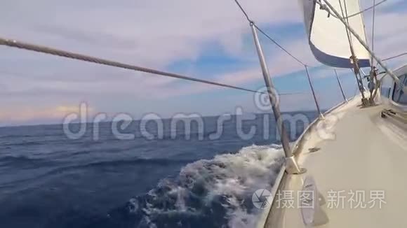 帆船在海浪中张开的帆视频