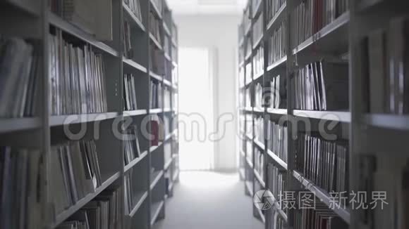 大学图书馆的书架上有很多书视频