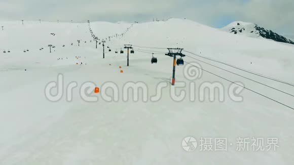 缆车在雪地里沿着有轨电车行驶视频