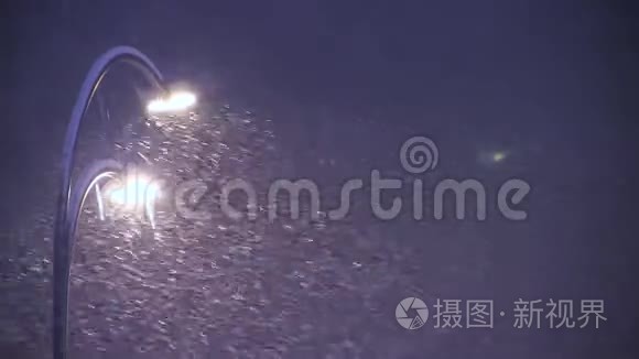 冬天降雪和路灯在暴风雪中视频