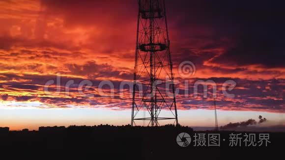 令人惊叹的红色多云的日落天空时间流逝。 晚霞中快速移动的戏剧性红云