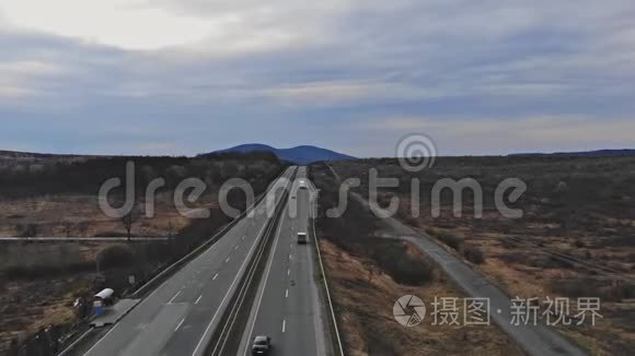 在乌克兰沿地形路上漫步美丽的旅行者的鸟瞰图