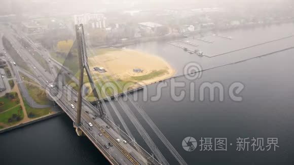 令人惊叹的空中城市景观，交通电缆桥上的多加瓦在里加老城浓雾下的秋天天。