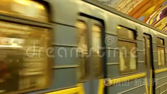 火车到达地铁站视频