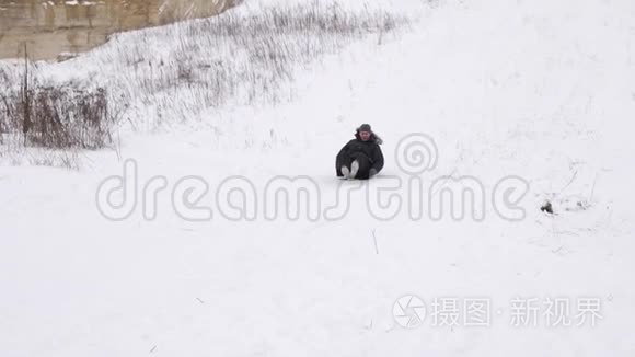 快乐的人骑在白色的雪山上笑。 圣诞节假期。 冬季运动会。 慢动作