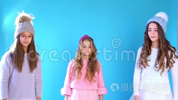 三个穿着冬雪帽的漂亮女孩视频
