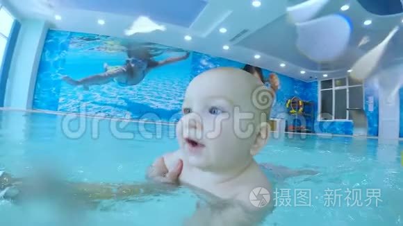 快乐的小孩被教导如何游泳视频