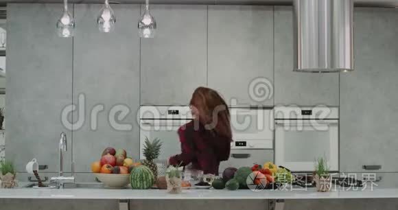 非常棒的一对夫妇在厨房里疯狂地玩蔬菜，做胡子和橘子，以前的眼睛。
