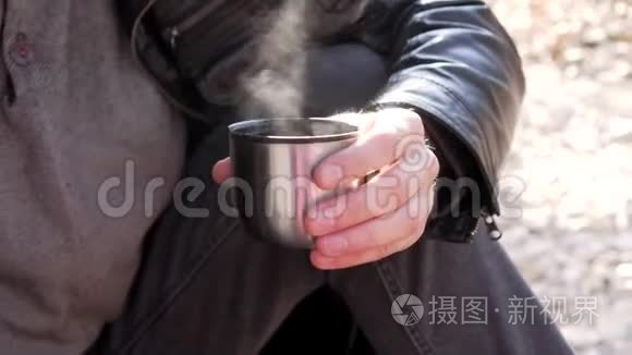 男人拿着热水瓶咖啡杯视频
