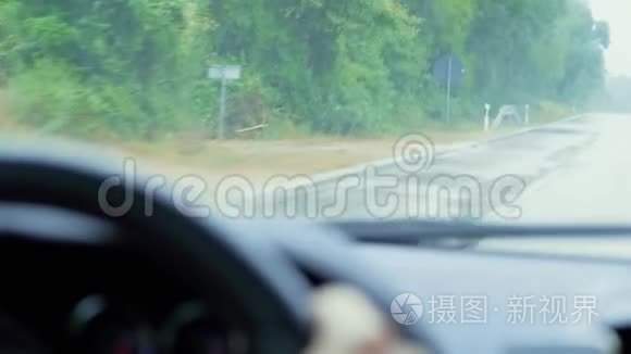 雨天时路面潮湿，下雨时汽车行驶在崎岖的道路上