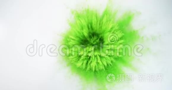 绿色霍利粉在白色背景下爆炸，慢运动