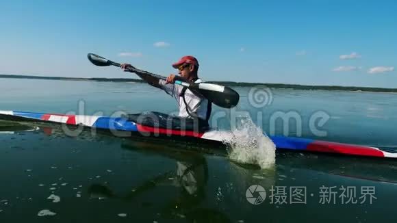 一个人正驾着皮划艇沿河漂流视频