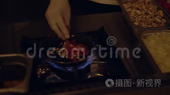 厨师在锅中挑选新鲜食材视频