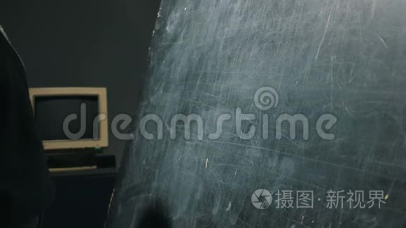 在黑板上用中号手写字视频